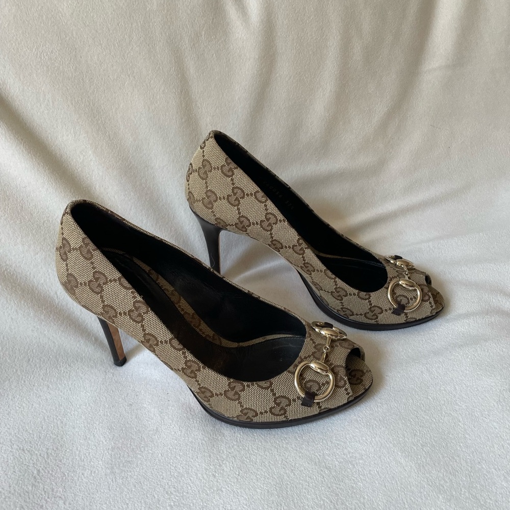 Authenticated Gucci monogrammed GG open toe pump